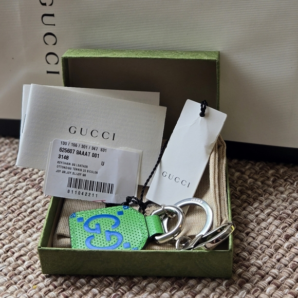 Gucci Logo Leathe Keychain - Picture 2 of 8